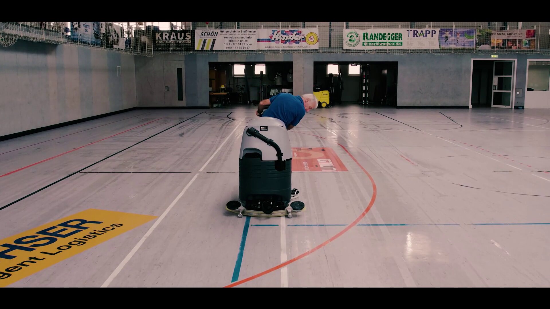 Anwendungsbeispiel Harzentfernung Hallenboden